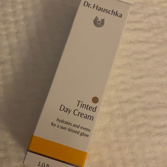 Dr Hauschka Tinted Day Cream - Picture 2 of 4